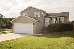 2701 Meadowdale Ln., Woodridge IL 60517
3 bedrooms, 2 baths on huge, corner lot. 2701 Meadowdale Ln., Woodridge IL 60517